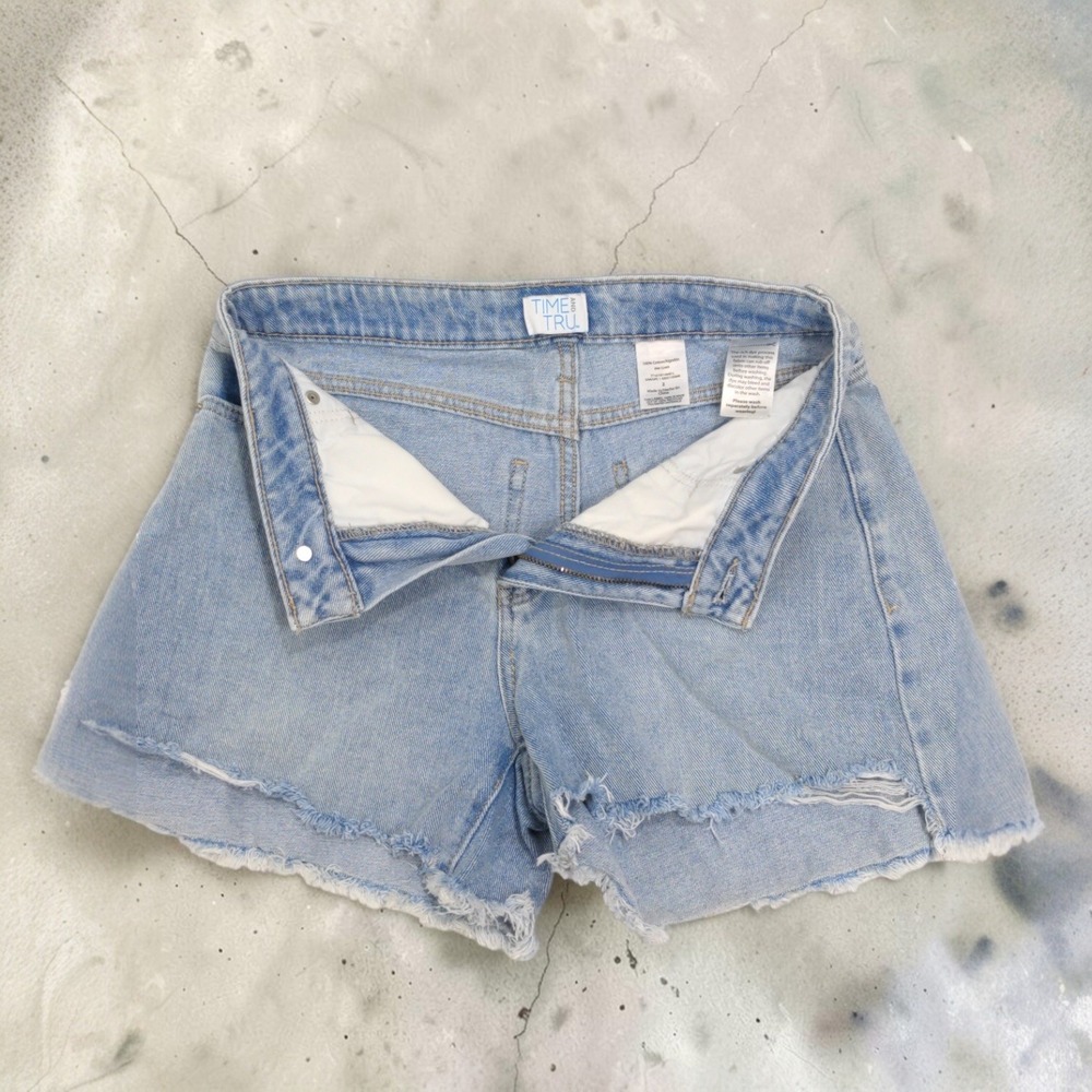 Time and Tru Womens Size‎ 2 Light Wash Denim Cut Off Jean Shorts Frayed Raw Hem